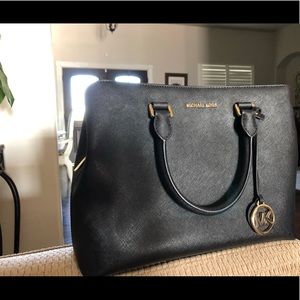 Michael Kors Camille large satchel no strap(black)